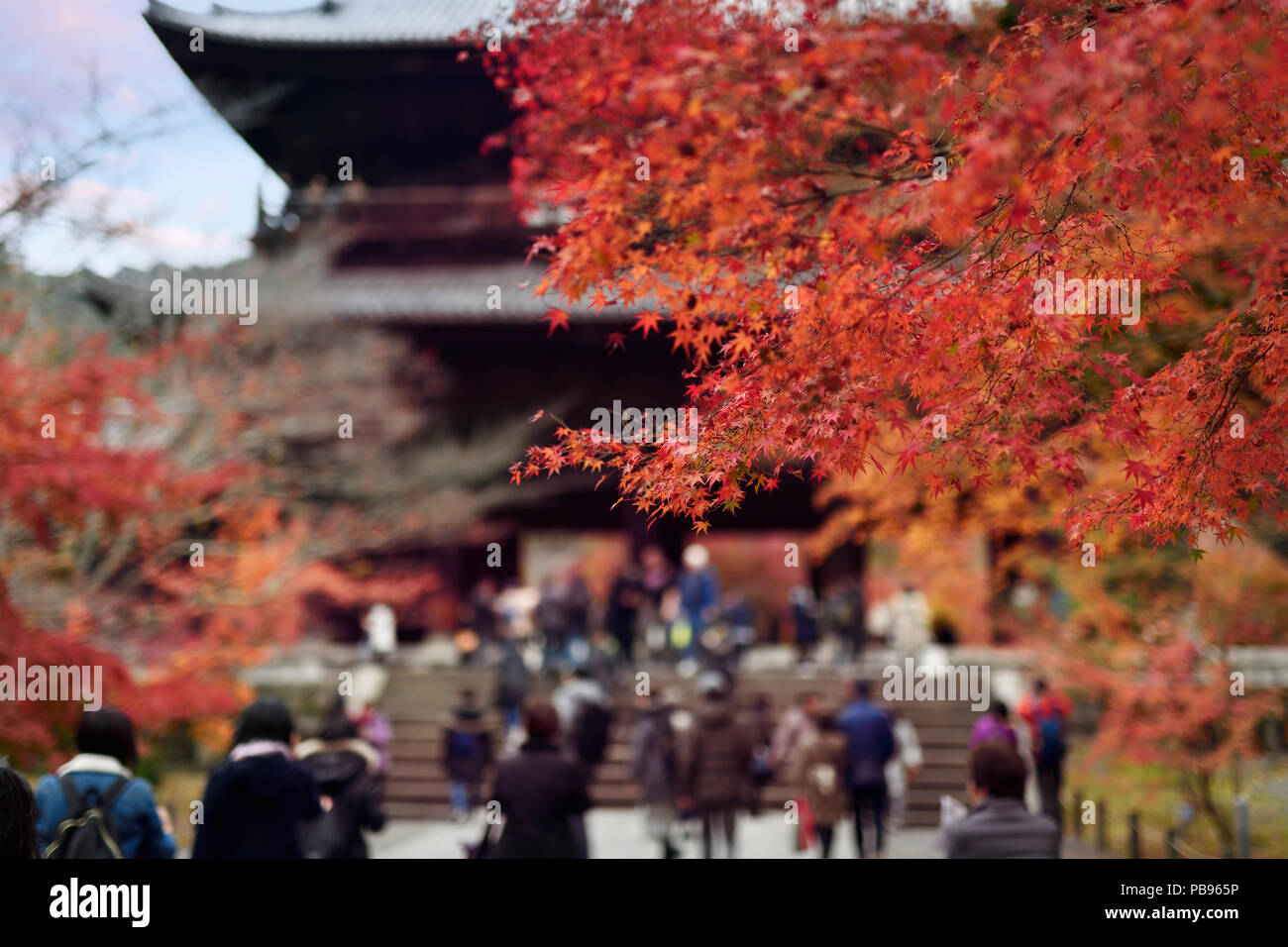 Künstlerische abstrakte Landschaft von Menschen, die durch das Sanmon-Tor hindurch, das Haupttor des Nanzen-ji historischen Zen-buddhistischen Tempel in Sakyo-ku, Kyoto, Japan 2017 Stockfoto