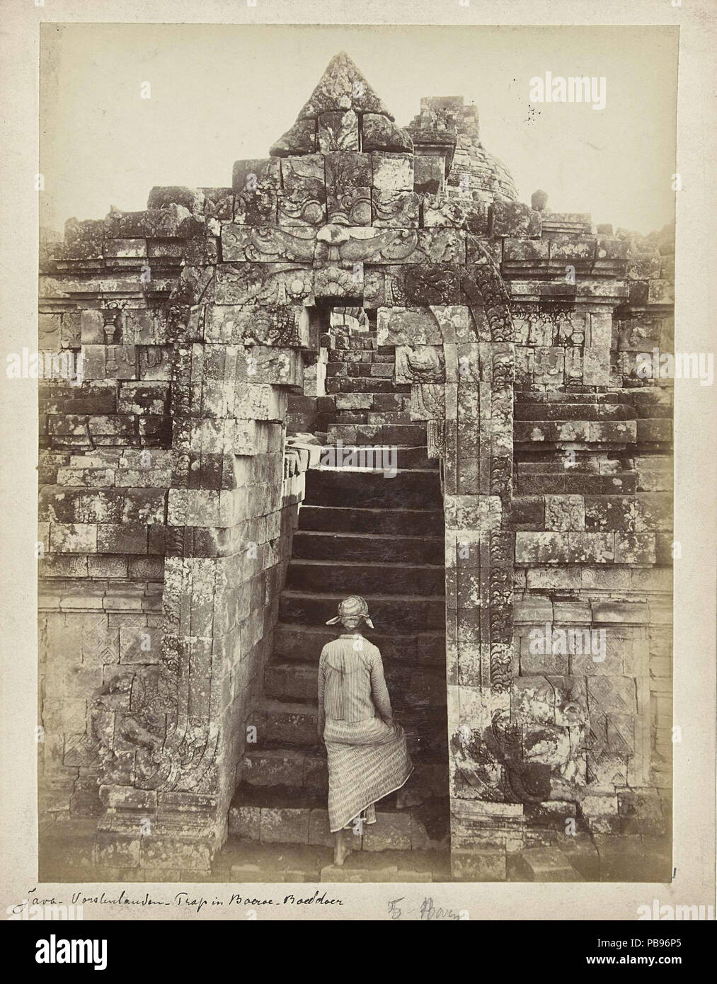 . Englisch: Javanischen Mann klettert die Schritte zum Borobudur. zwischen 1850 und 1900 828Javaanse Mann bestijgt een van de Trappen van de Borobudur, anoniem, 1850 - 1900 - Rijksmuseum Stockfoto