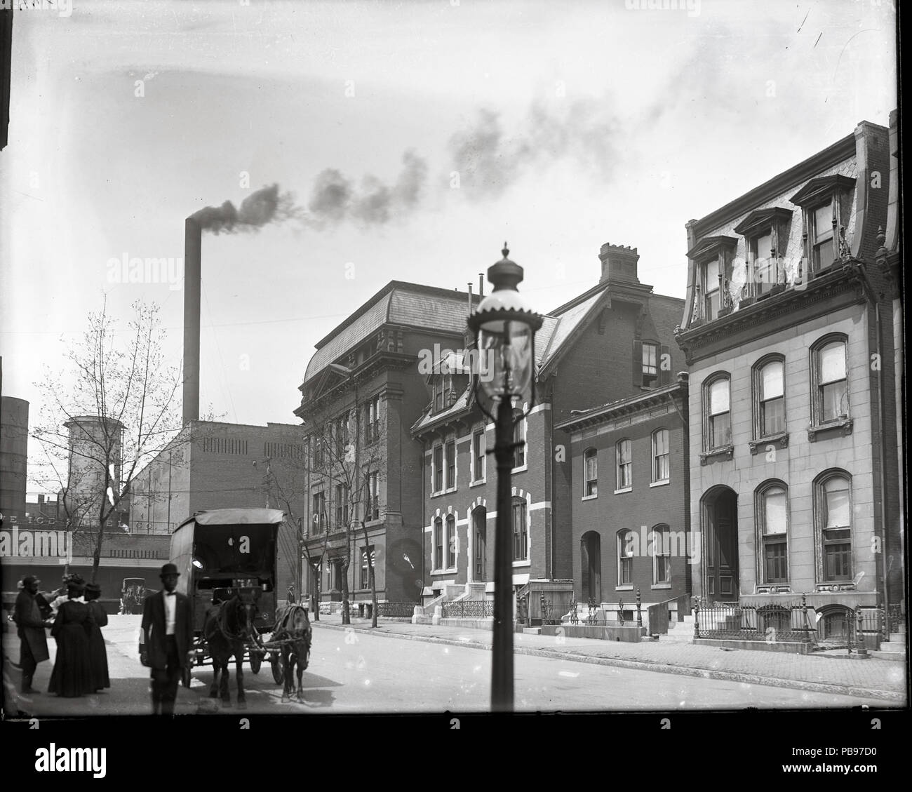 888 Lawton Straße West nach Beaumont. Polar Wave Eis und Kraftstoff, Beaumont an der Medizinischen Hochschule, und die Heimat der Arzt Gustavus H. E. Baumgarten im Hintergrund Stockfoto