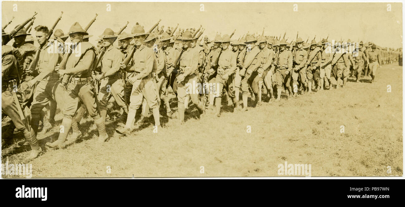 1549 Soldaten in Formation Marschieren mit Gewehren, während andere auf Blick Stockfoto
