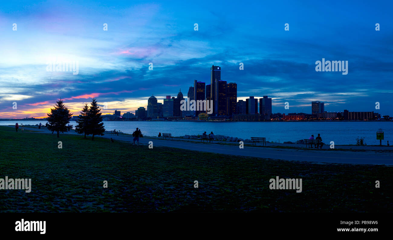 DETROIT, MI - 23. SEPTEMBER 2015: Panoramablick auf die Skyline von Detroit mit der Welt Hauptquartier von General Motors Corporation, entlang der Det gelegen Stockfoto