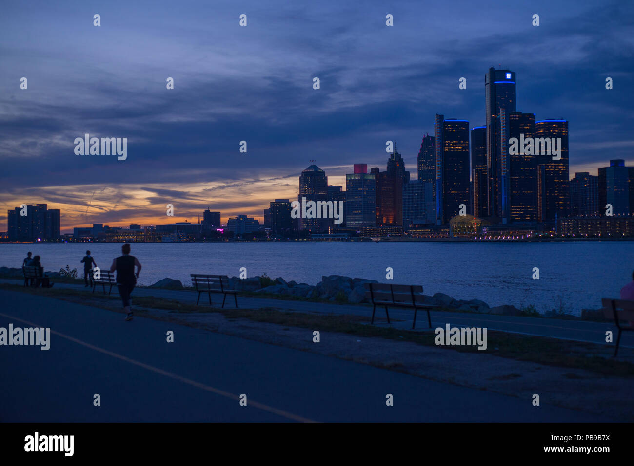 DETROIT, MI - September 23, 2015: Blick auf die Skyline von Detroit mit der Welt Hauptquartier von General Motors Corporation, entlang des Detroit River gelegen Stockfoto