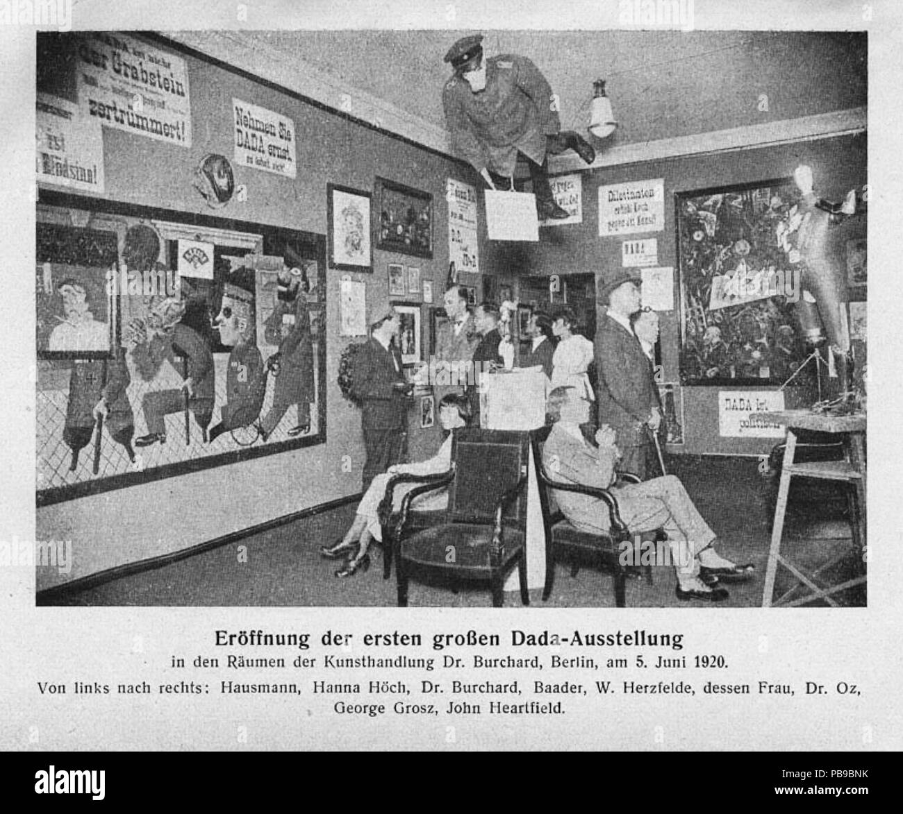 . Englisch: Eröffnung der ersten Dada-Messe, Berlin, 5. Juni 1920. Die zentrale Figur an der Decke war ein bildnis von einem deutschen Offizier mit einem Schweine Kopf. Von links nach rechts: Raoul Hausmann, Hannah Höch (sitzend), Otto Burchard, Johannes Baader, Wieland Herzfelde, Margarete Herzfelde, dr. Oz (Otto Schmalhausen), George Grosz und John Heartfield. English: Eröffnung der ersten großen dada-ausstellung. Am 5. Juni 1920 725 Grand Opening der ersten Dada-Messe, Berlin, 5. Juni 1920 Stockfoto