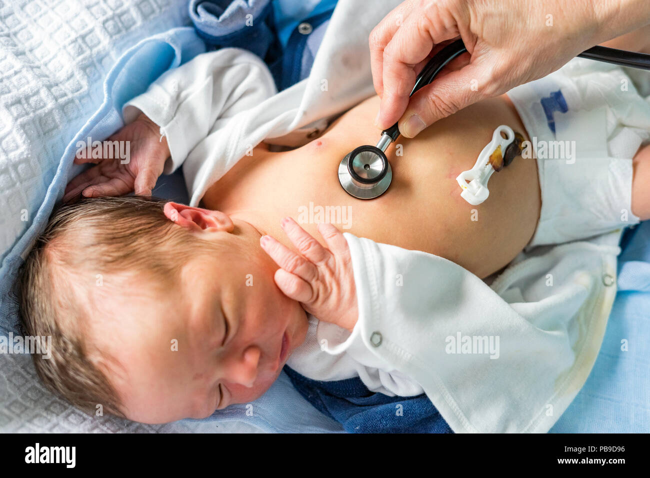 Mit Stethoskop Gesundheit der neugeborenen Baby im Krankenhaus zu prüfen. Stockfoto