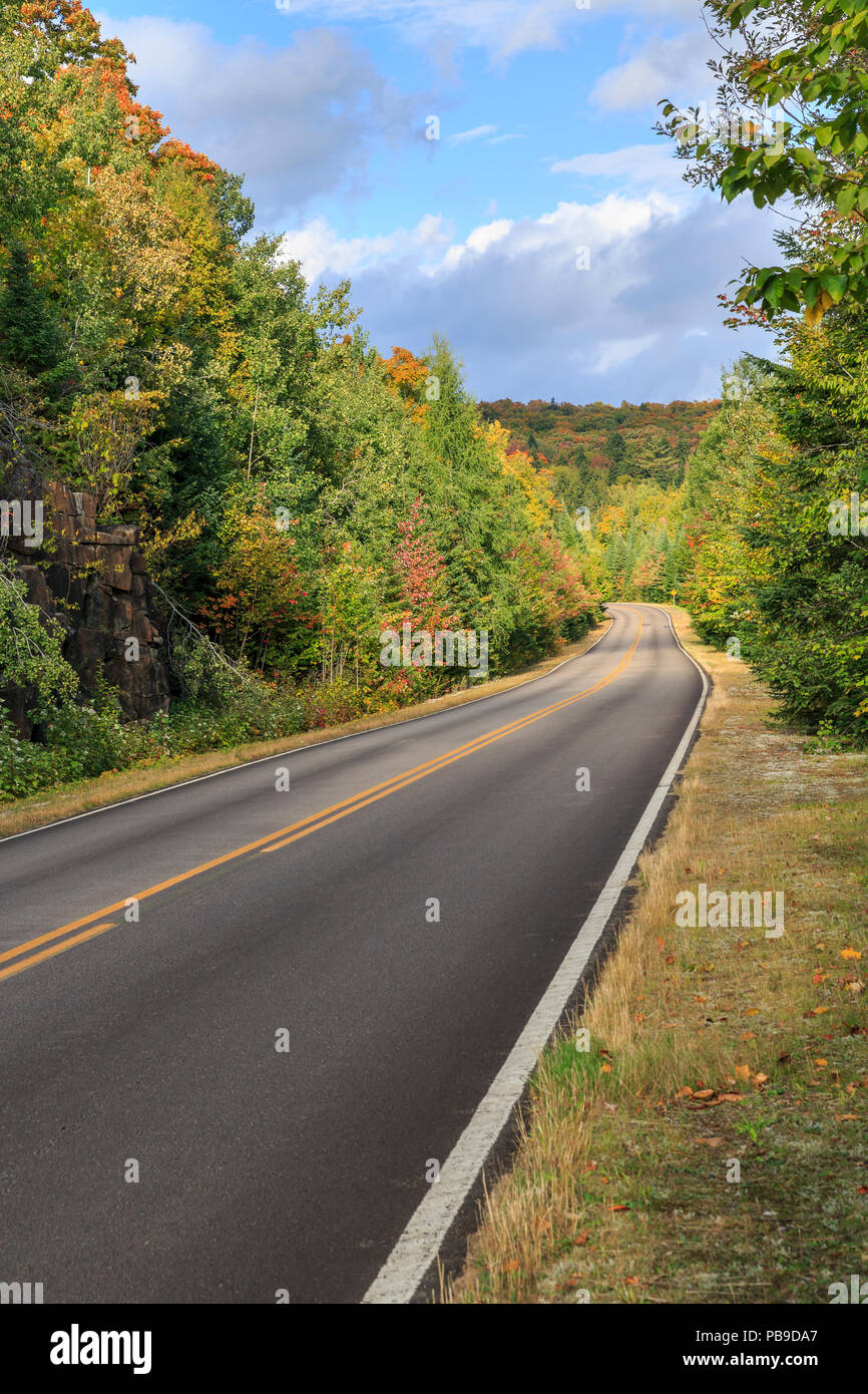 Straße durch das La Mauricie Nationalpark, Quebec, Kanada Stockfoto