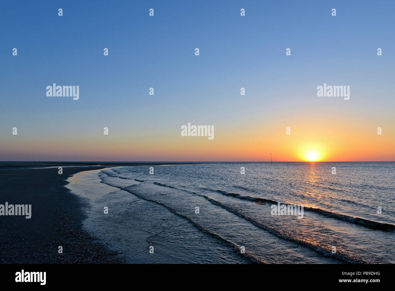 Sonnenuntergang am Wasser, Amrum, Nordfriesische Inseln, Nordfriesland, Schleswig-Holstein, Deutschland Stockfoto