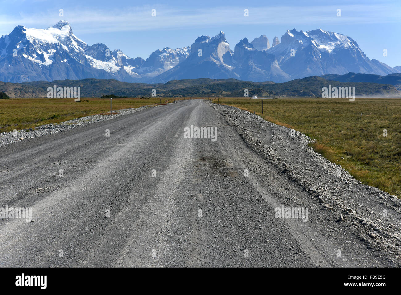 Schmutz der Straße durch den Nationalpark Torres del Paine, Patagonien, Chile, Südamerika Stockfoto