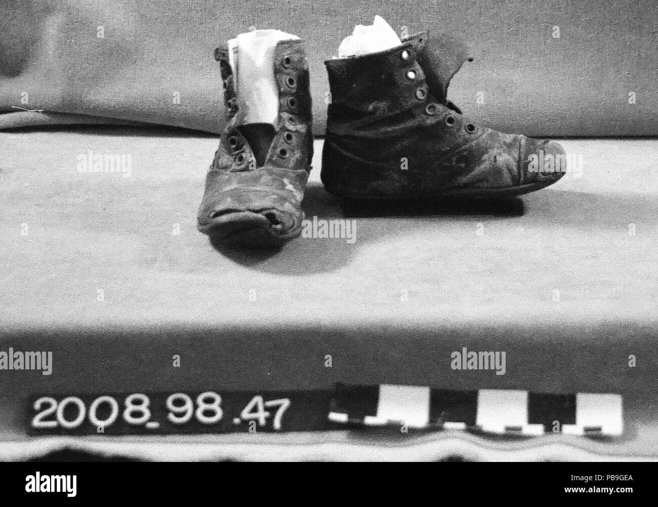 1158 Paar Baby's Schwarz Leder Schnürschuhe Stiefel, stark repariert Stockfoto