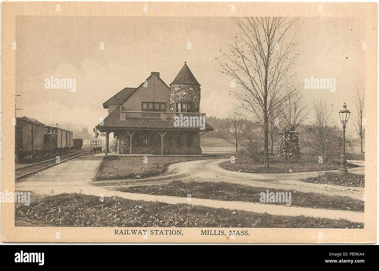 1046 Millis Bahnhof Postkarte (2) Stockfoto