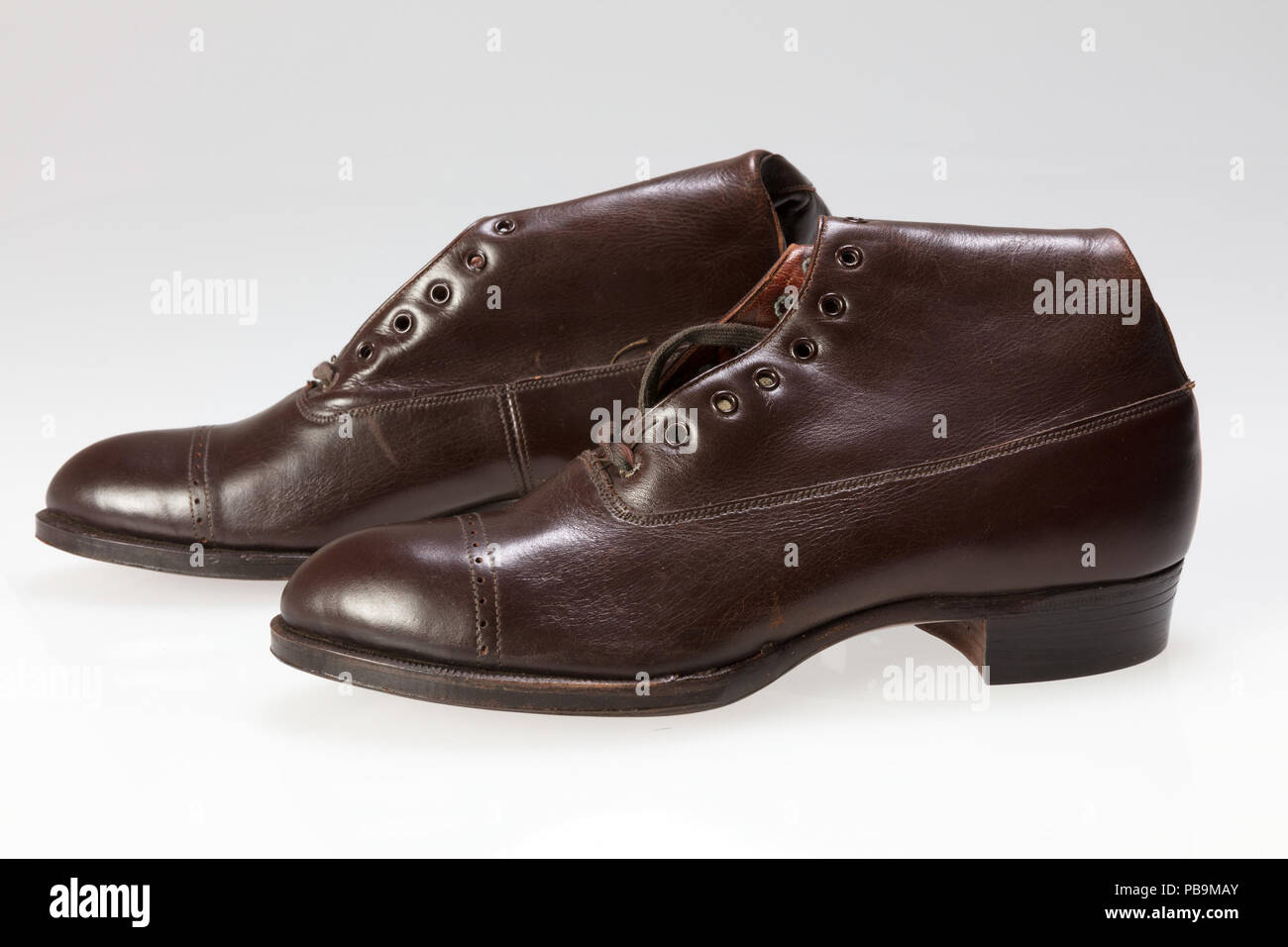 Englisch: Mahagoni Peters's Schuh Unternehmen Black Diamond Marke Kinder  Seite polnische Sport Style high Top lace-up Schuhe mit Originalverpackung.  Zwischen 1900 und 1922, St. Louis entwickelte sich aus einer Distribution  Center