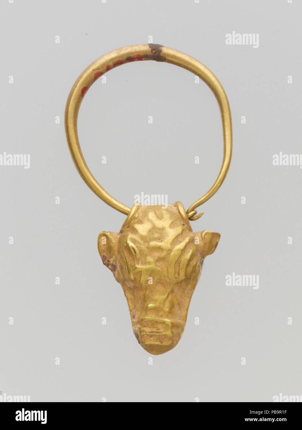 Gold Anhänger in der Form des Kopfes ein Stier. Kultur: Zypriotische ...