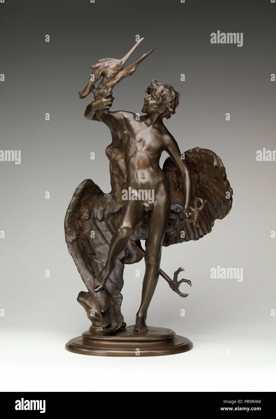 Junge Faun mit Heron. Künstler: Frederick William MacMonnies (American, New York 1863-1937 New York). Abmessungen: 27 x 15 1/4 x 9 1/4 in. (69,2 x 38,1 x 23,5 cm). Datum: 1889-90, gegossen 1890. MacMonnies produziert eine große Bronze "Junge Faun mit Heron' für Naumkeag, ein Haus in Pittsfield, Massachusetts, von Stanford White für Botschafter und Frau Joseph H. Choate. Die alten heidnischen Motiv eines Kindes ringen mit einem Vogel ist in diesem dynamischen Reduktion zusammengefasst. Das höhnische Faun, gekennzeichnet nur durch seinen Kranz von Blättern, Fest der Hals des Heron Griffe und Interaktions-elemente eines der Beine. Stockfoto