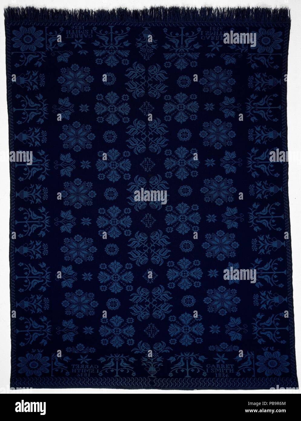 Bettdecke. Kultur: American. Abmessungen: 98 x 71 cm. (248.9 x 181.6 cm). Datum: 1836. Dieses helle und dunkle Blaue wolle Doppel tuch Bettdecke ist in zwei Panels gewebte und Naht in der Mitte. Der Boden ist mit verschiedenen floralen Motiven mit der niederländischen Weber von den Bergen County, New Jersey/Rockland County, New York, Gebiet eingerichtet. Die Grenze besteht aus Vögeln und Baum Motive abwechselnd mit Vasen mit Blumen. Jeder der vier Ecke Blöcke ist mit einem einzigen großen Sonnenblume dekoriert. Das Stück hat eine natürliche Fringe entlang der Unterseite. Museum: Metropolitan Museum of Art, New York, USA. Stockfoto