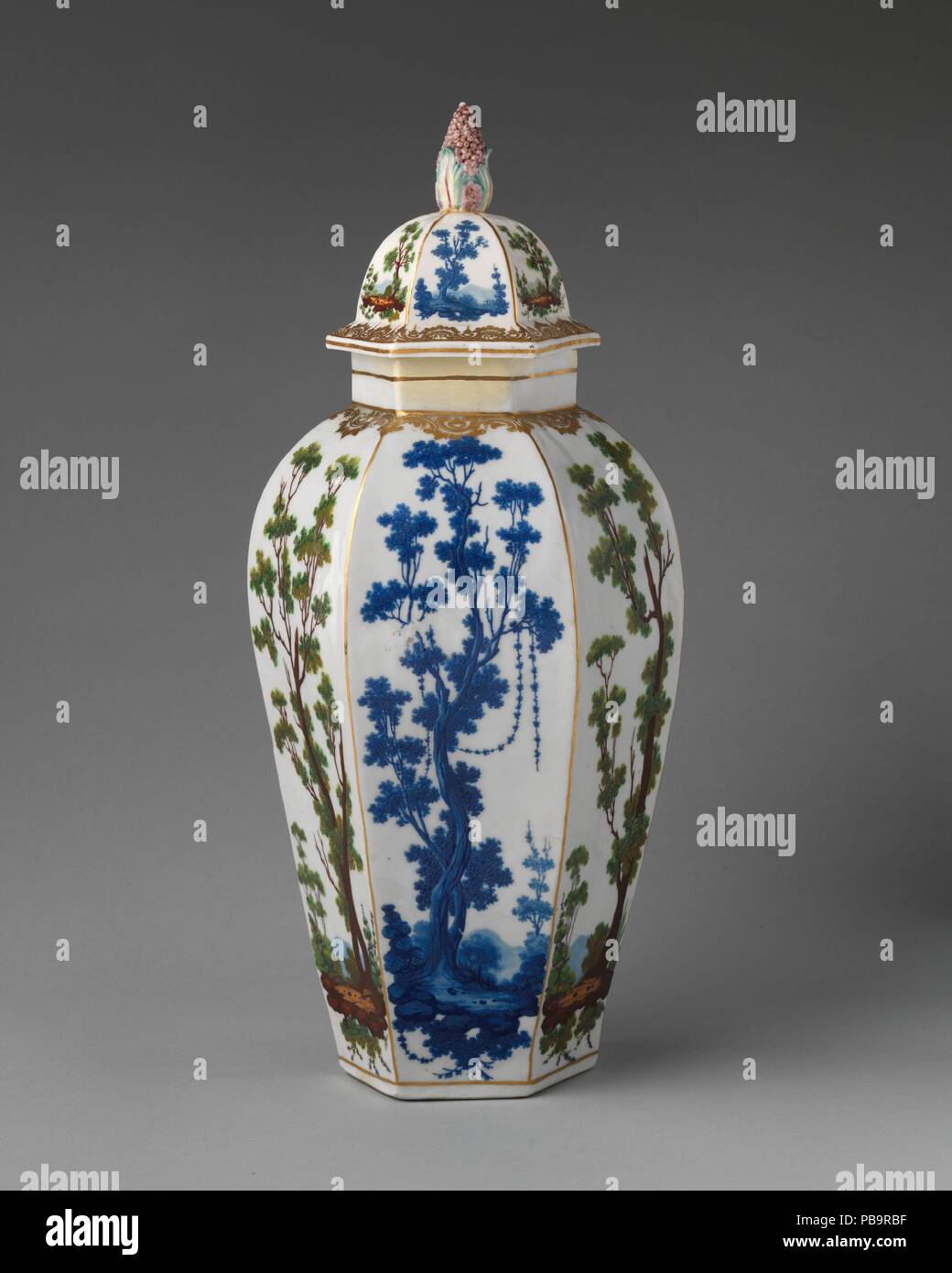 Vase mit Deckel (Teil einer Garnitur von drei Vasen). Kultur: British, Bristol. Dekorateur: Socquet (1753-73). Abmessungen: Höhe: 12 cm. (31,8 cm). Werk: Bristol (Britisch). Factory Regisseur: Richard Meister. Datum: Ca. 1773. Museum: Metropolitan Museum of Art, New York, USA. Stockfoto