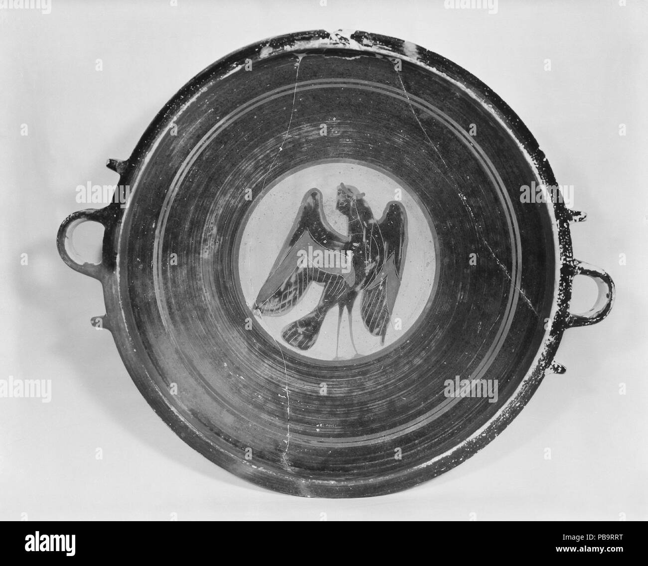 Terrakotta lekane (Schüssel). Kultur: Griechisch, Boeotian. Abmessungen: Insgesamt: 3 3/8 x 14 13/16-in. (8,5 x 37,6 cm) Durchmesser ohne Griffe in 12 7/16. (31,6 cm). Datum: Mitte 6. Jahrhundert v. Chr.. Sirenen, dargestellt als Vögel mit weiblichen menschliche Köpfe, waren fabelhaft Kreaturen in der Lage lockt Menschen ins Verderben mit ihrem Gesang. Eine Sirene schmückt im Inneren der Schale, der andere umkreist die außerhalb zusammen mit Leoparden und ein Reh. Museum: Metropolitan Museum of Art, New York, USA. Stockfoto