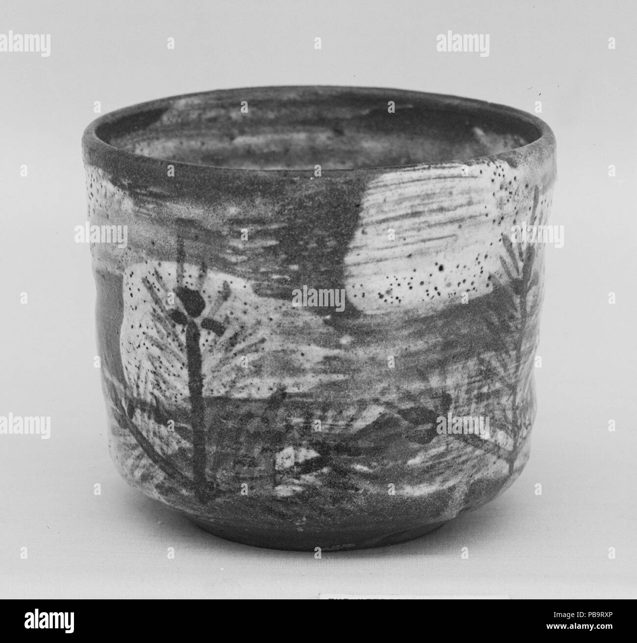 Kleine Schüssel. Kultur: Japan. Abmessungen: H. 2 7/8 in. (7,3 cm); Durchm. 3 3/8 in. (8,6 cm). Datum: 19. Museum: Metropolitan Museum of Art, New York, USA. Stockfoto