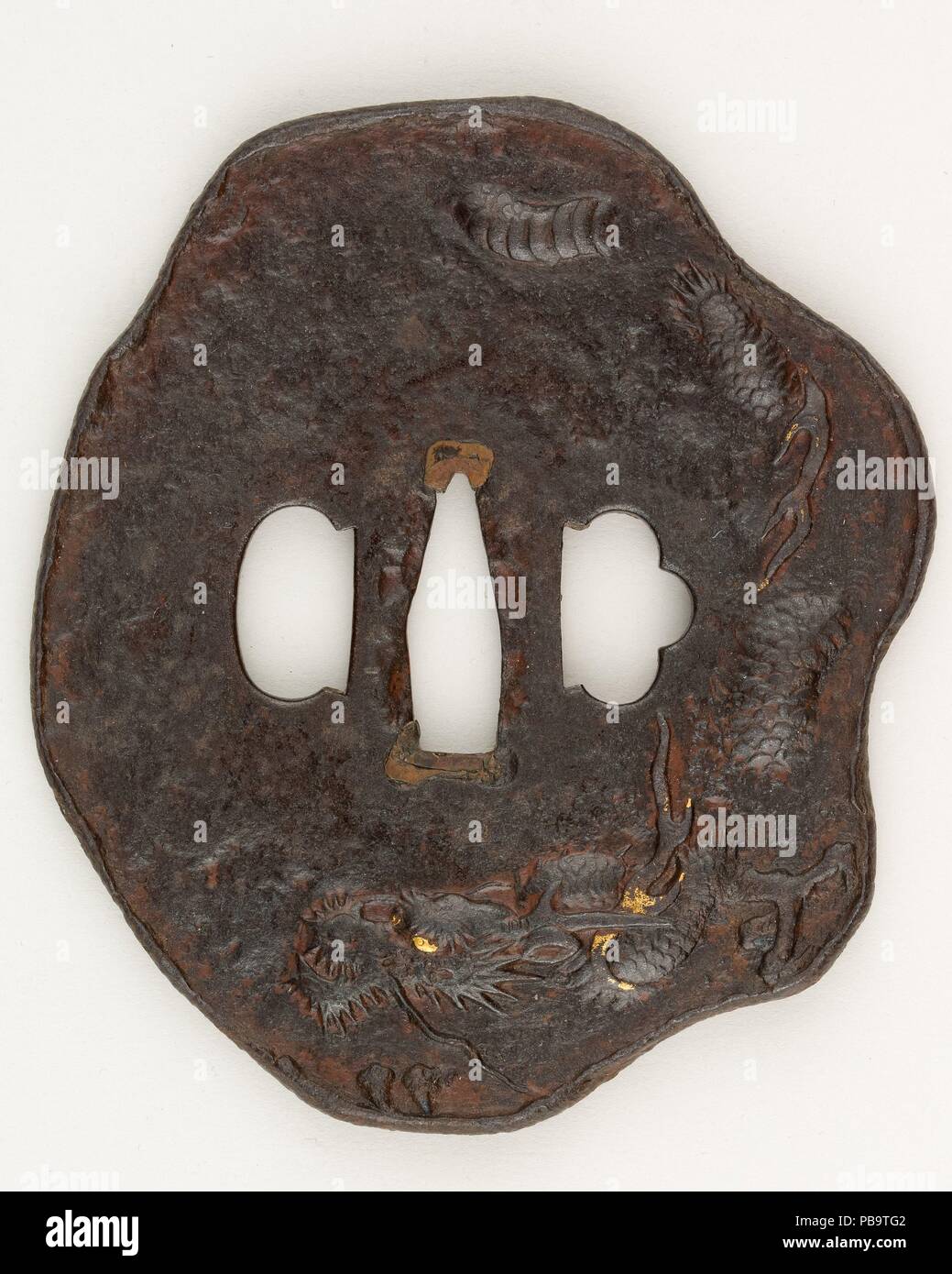 Schwert Guard (Tsuba). Kultur: Japanisch. Abmessungen: H.4 1/4 in. (10,8 cm); W. 3 7/8 in. (9,8 cm). Datum: 18. Museum: Metropolitan Museum of Art, New York, USA. Stockfoto
