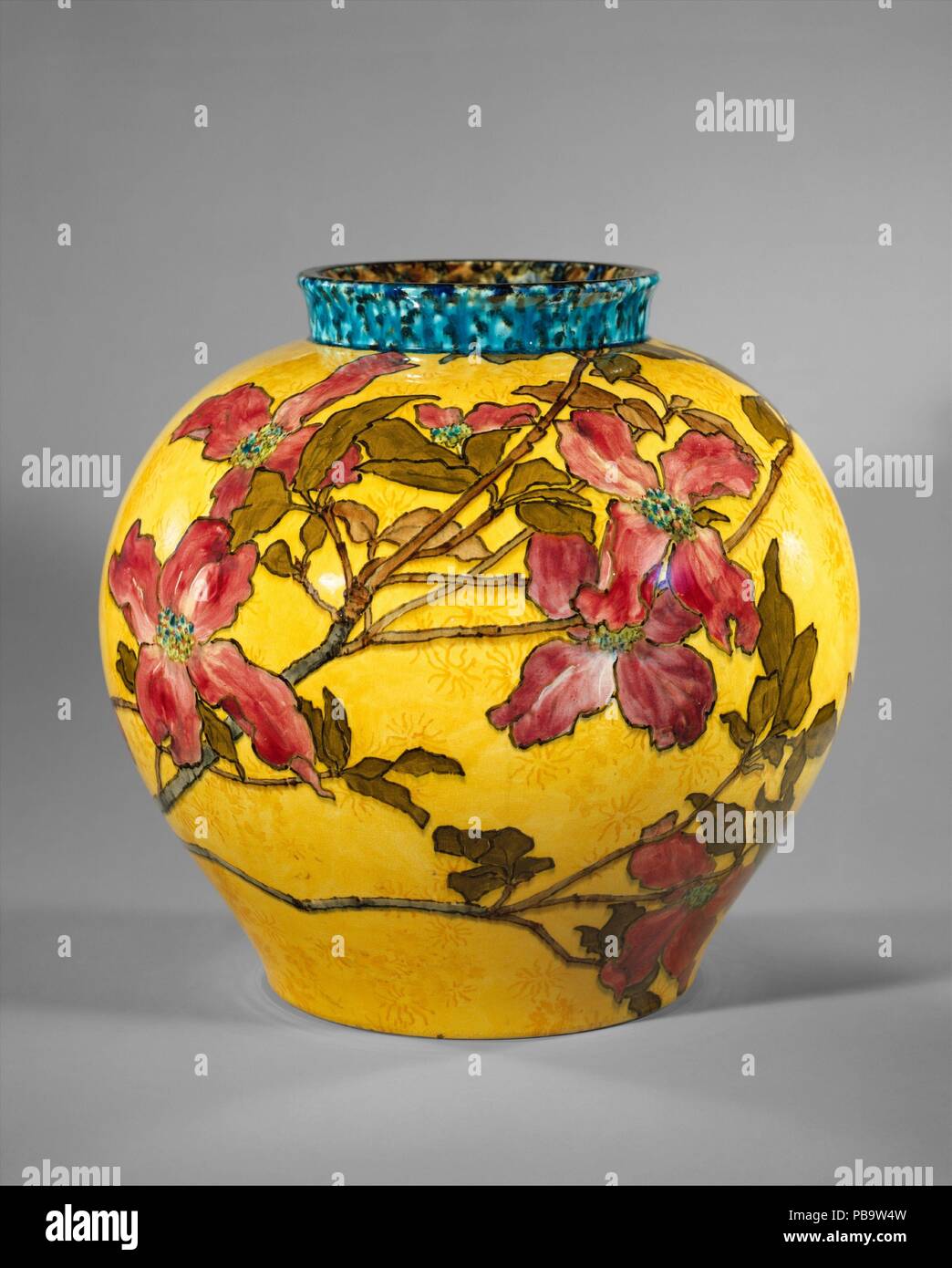 Vase. Kultur: American. Abmessungen: H 11. (27,9 cm); Durchm. 11. (27,9 cm). Schöpfer: John Bennett (1840-1907). Datum: 1882. Wie Daniel Cottier, John Bennett war dazu beigetragen, ästhetischen Geschmack von Großbritannien nach Amerika. Bei Doulton, Bennett entwickelte eine besondere Technik der unterglasur Dekoration, die auf der Philadelphia Centennial Exhibition von 1876 war. Kurz danach etablierte er sich in New York City. Sein Stil und seine Wahl des Themas -- Blumen und Früchte stilisierte in flache, zweidimensionale Muster - viel gemeinsam hatten mit der britischen Reform d Stockfoto