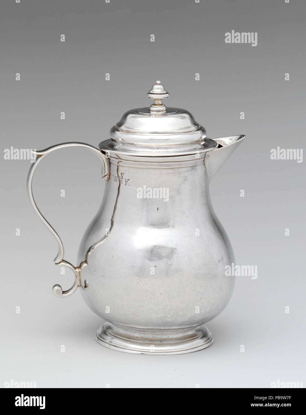 Milch Pot. Kultur: American. Abmessungen: Insgesamt: 5 5/8 x 4 11/16 in. (14,3 x 11,9 cm); 8 oz. 17 dwt. (275.7 g) Fuß: Diam. 2 5/8 in. (6,7 cm) Topf: H.4 7/16 in. (11,3 cm), 7 oz. 3 dwt. (221,8 g) Abdeckung: H. 1 5/8 in. (4,1 cm); Durchm. 2 9/16-in. (6,5 cm); 1 oz. 15 dwt. (53,9 g). Schöpfer: William Wohnungen Sr. (1716/17-1785). Datum: 1750-75. Museum: Metropolitan Museum of Art, New York, USA. Stockfoto