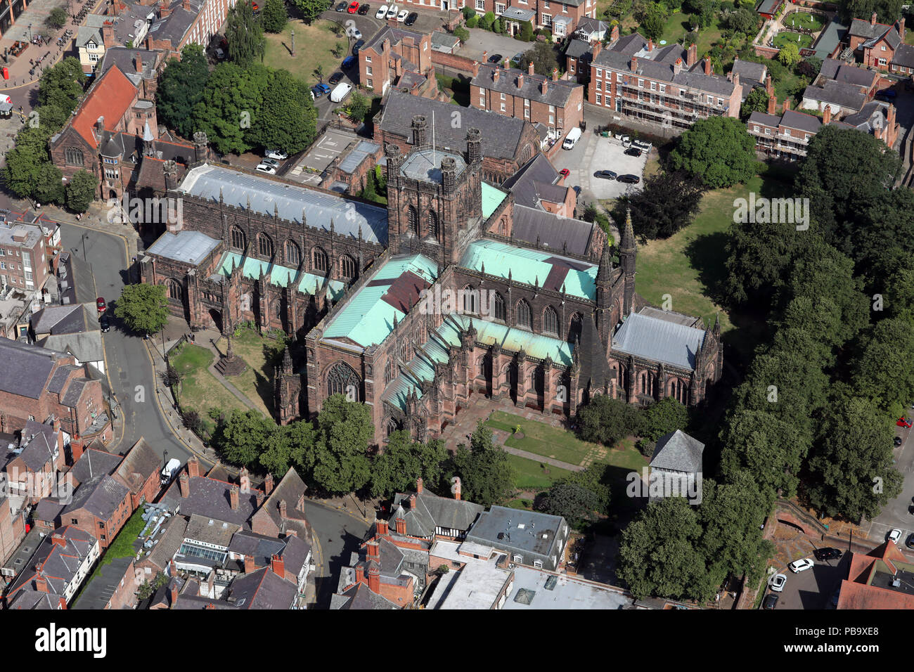Luftaufnahme von Chester Cathedral, Kathedrale Kirche Christi und der Jungfrau Maria, Cheshire, Großbritannien Stockfoto