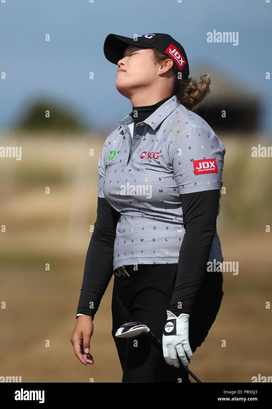 Thailand's Moriya Jutanugarn reagiert nach dem Schlagen ihren zweiten Schuß am sechzehnten in das rauhe bei Tag zwei Der 2018 Aberdeen Standard Investitionen Ladies Scottish Open im Gullane Golf Club. Stockfoto