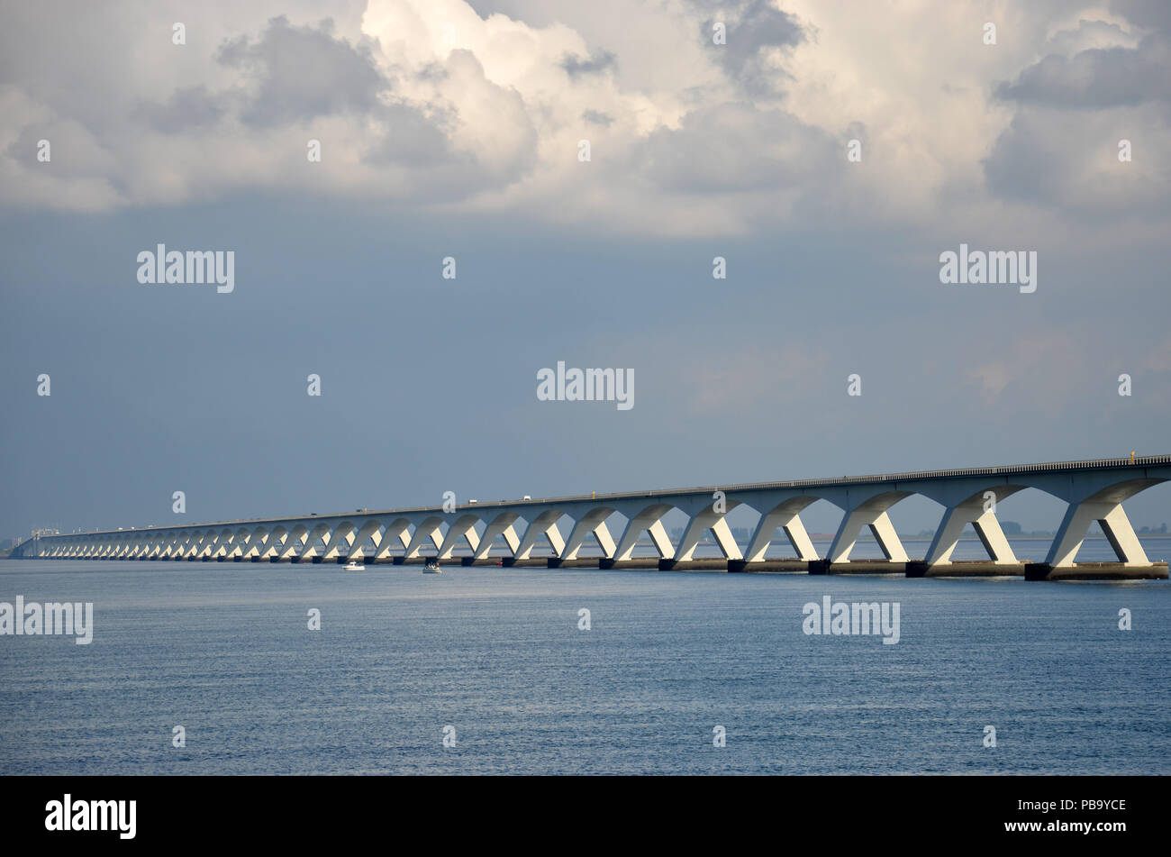 Zeeland Brücke über Oosterschelde Mündung in den Niederlanden, unter einem Himmel mit Wolken Stockfoto