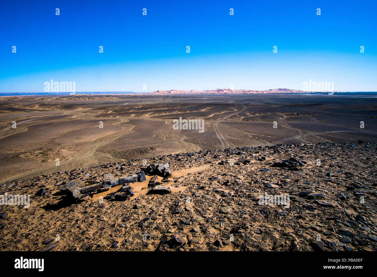 Vulkanischen schwarzen Basalt Terrain in der Wüste Sahara in Marokko Stockfoto
