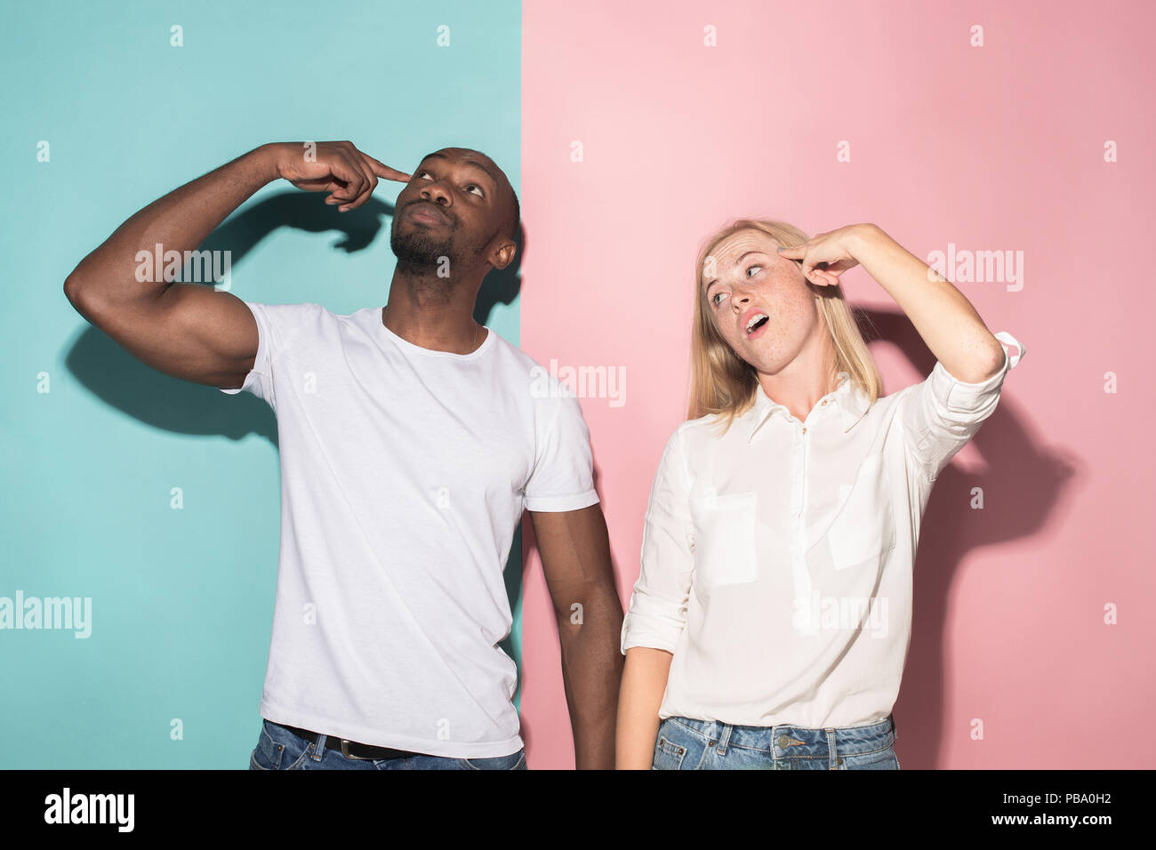 Mann und Frau posiert im Studio während der Streit Stockfoto