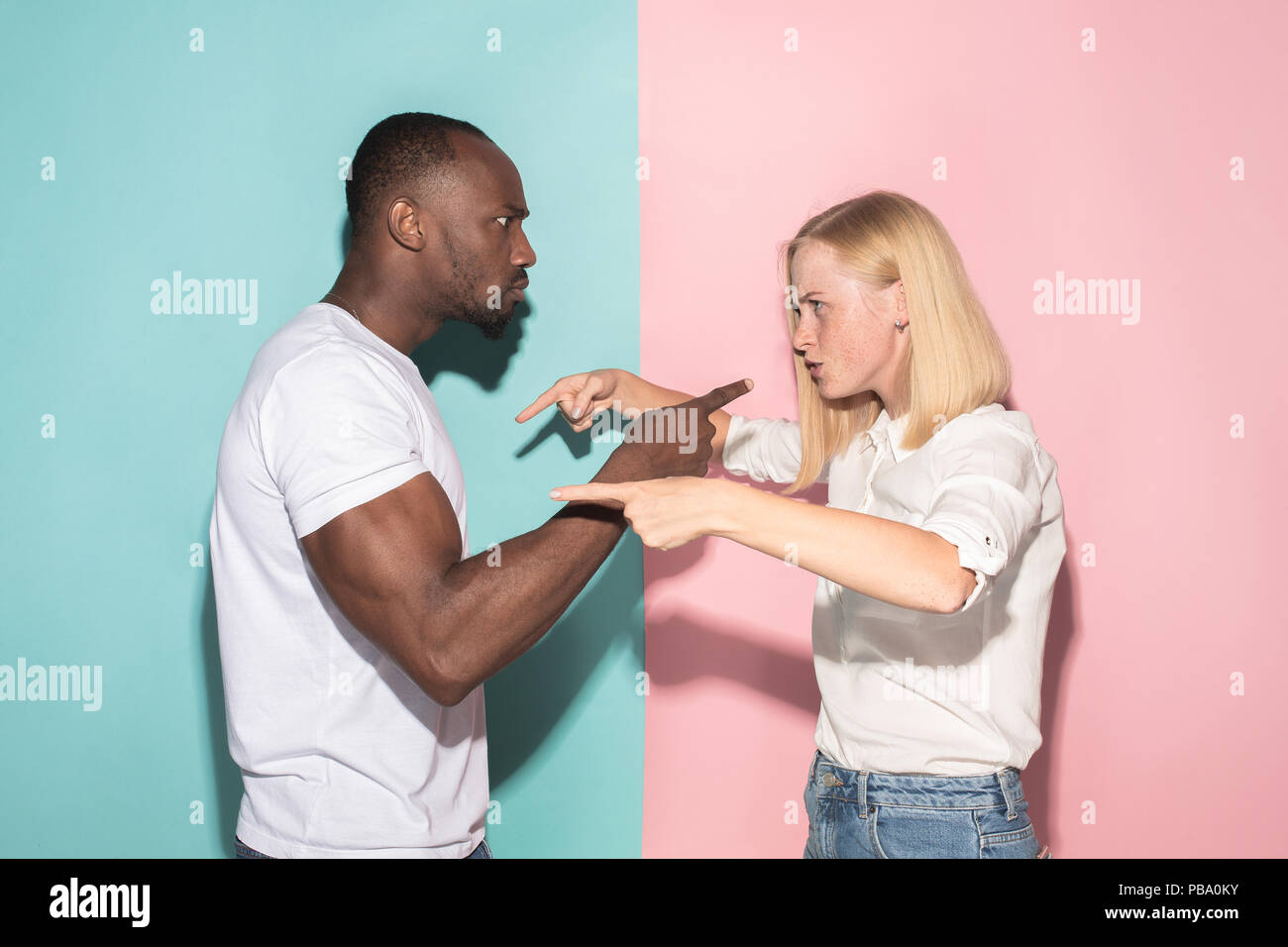 Mann und Frau posiert im Studio während der Streit Stockfoto