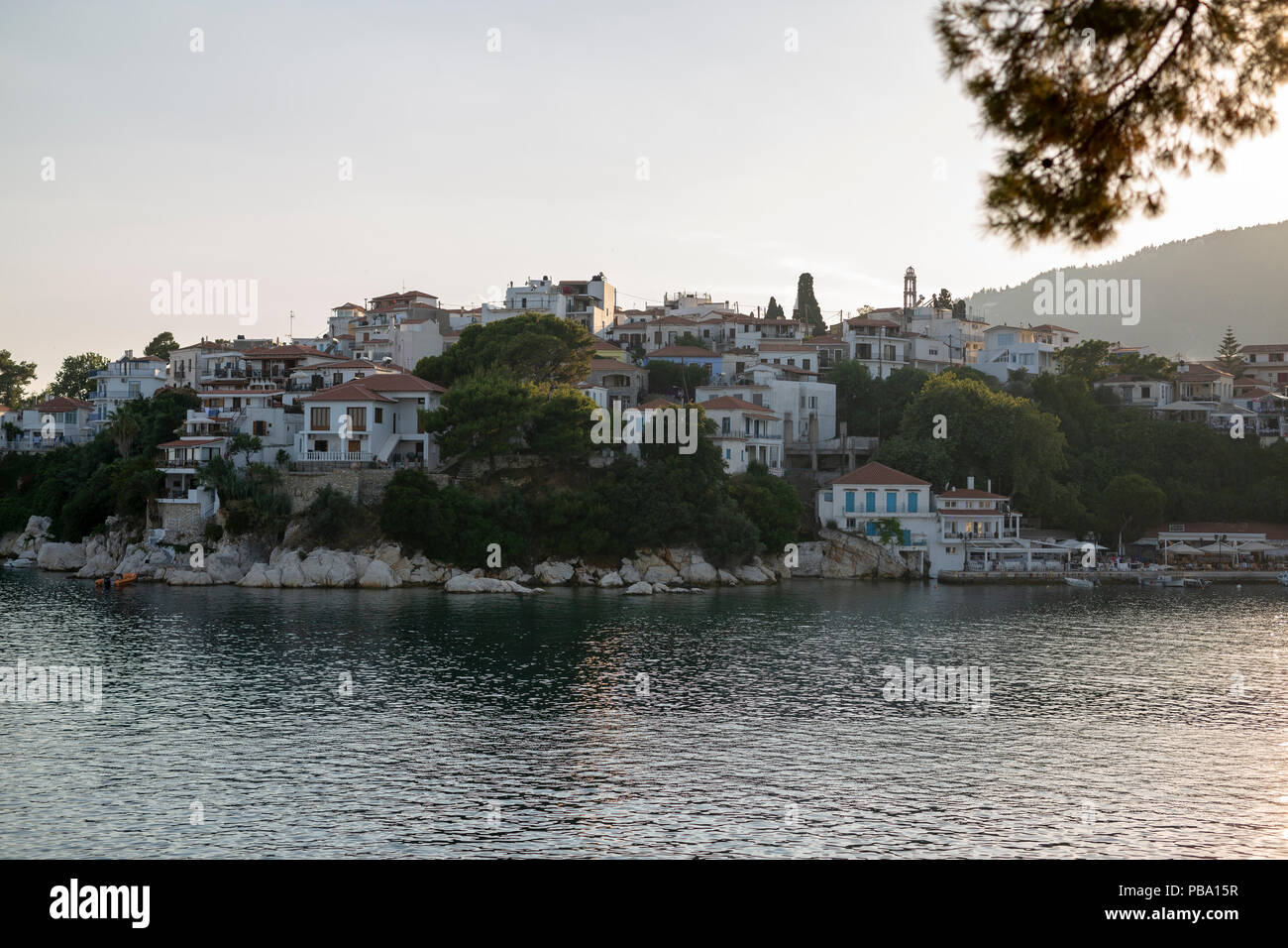 Hintergrundbeleuchtung, Blick auf die Stadt Skiathos aus der Ägäis, Griechenland Stockfoto