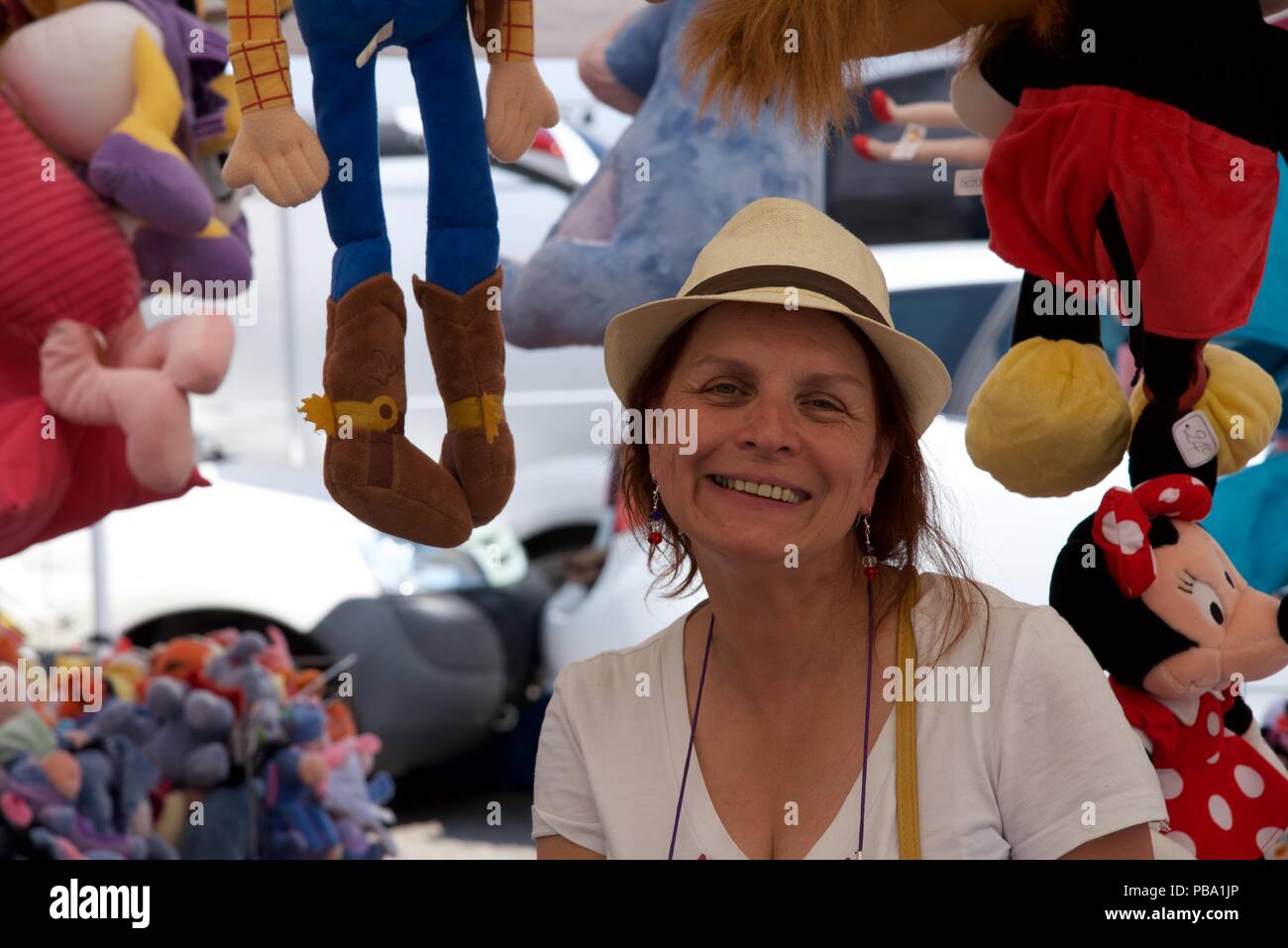 Eine französische Brocante: Das französische Äquivalent eines britischen Flohmarkt verkaufen alles von Antiquitäten, Sammlerstücke und sonstige Gebrauchtwaren Stockfoto