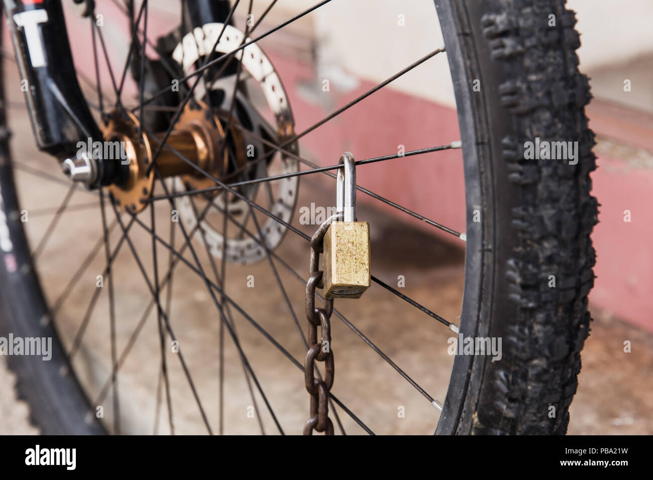 Altes Fahrrad starke Sicherheitsschloss mit Schlüssel Kette am Vorderrad Stockfoto