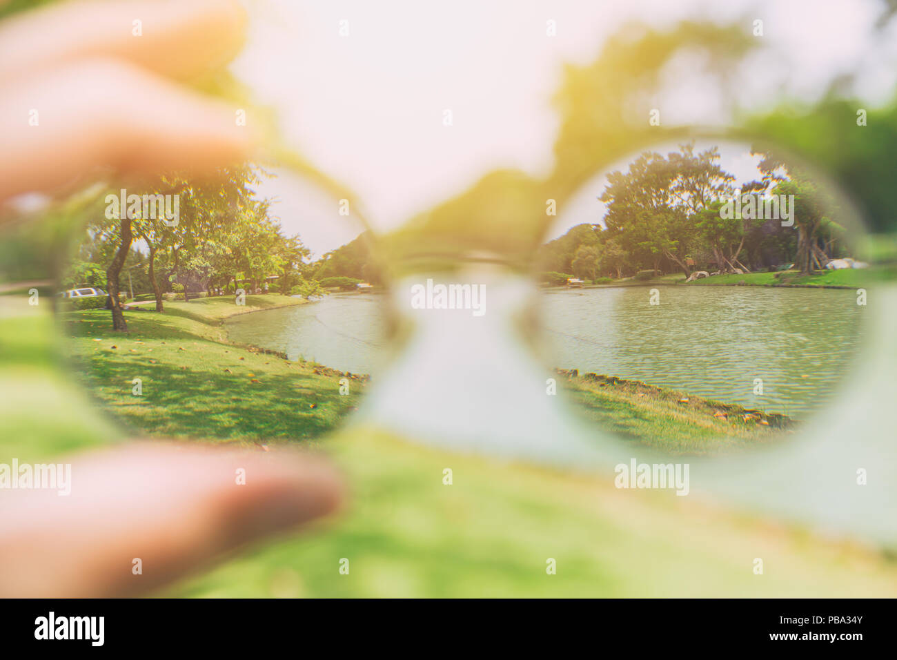 Sehen Sie durch die Brille objektiv Vision von blurry zu klaren Blick auf den Park Stockfoto