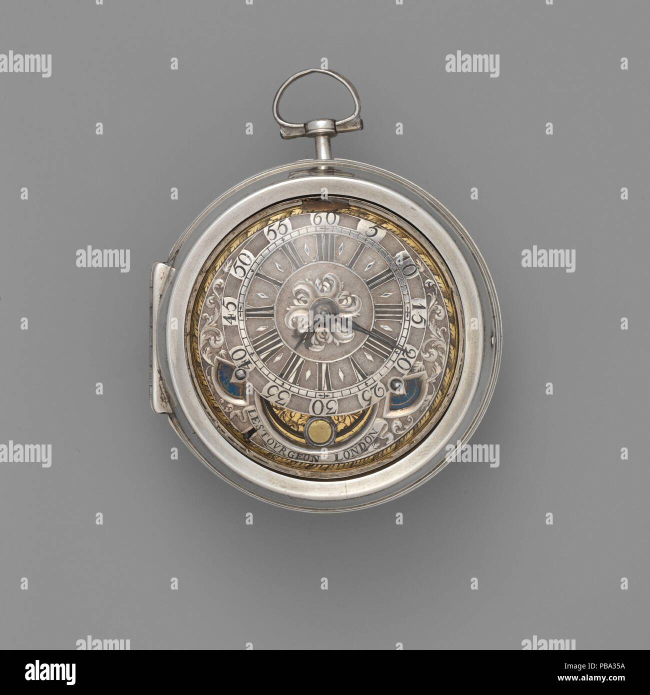 Beobachten. Kultur: Britische, London. Abmessungen: Durchmesser: 2 cm. (5,4 cm). Schöpfer: Uhrmacher: David Lestourgeon (Uhrmacherhandwerk, die Firma 1698, gestorben 1731); Fall Teekocher: Eventuell von Hugh Richardson (1704); Fall Teekocher: Eventuell durch Henry Rawlings (aufgenommen 1706). Datum: Ca. 1702. Pendel Uhren zum Erfolg der Pendeluhr attestieren, obwohl in Wirklichkeit diese Uhren der standard Balance für die Steuerung der Hemmung beschäftigen. Die Bewegung wird invertiert, in seinem Fall, so dass der Saldo direkt unter dem Zifferblatt, und Bob auf der Grundlage der Beigefügten zeigt durch den Halbmond-förmigen Schlitzes i Stockfoto Beobachten. Kultur: Britische, London. Abmessungen: Durchmesser: 2 cm. (5,4 cm). Schöpfer: Uhrmacher: David Lestourgeon (Uhrmacherhandwerk, die Firma 1698, gestorben 1731); Fall Teekocher: Eventuell von Hugh Richardson (1704); Fall Teekocher: Eventuell durch Henry Rawlings (aufgenommen 1706). Datum: Ca. 1702. Pendel Uhren zum Erfolg der Pendeluhr attestieren, obwohl in Wirklichkeit diese Uhren der standard Balance für die Steuerung der Hemmung beschäftigen. Die Bewegung wird invertiert, in seinem Fall, so dass der Saldo direkt unter dem Zifferblatt, und Bob auf der Grundlage der Beigefügten zeigt durch den Halbmond-förmigen Schlitzes i Stockfoto