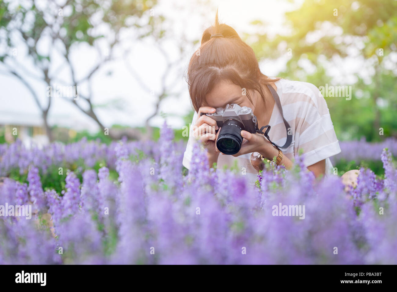 Mädchen teen genießen Urlaub mit Foto schöne Blumen im Park Stockfoto