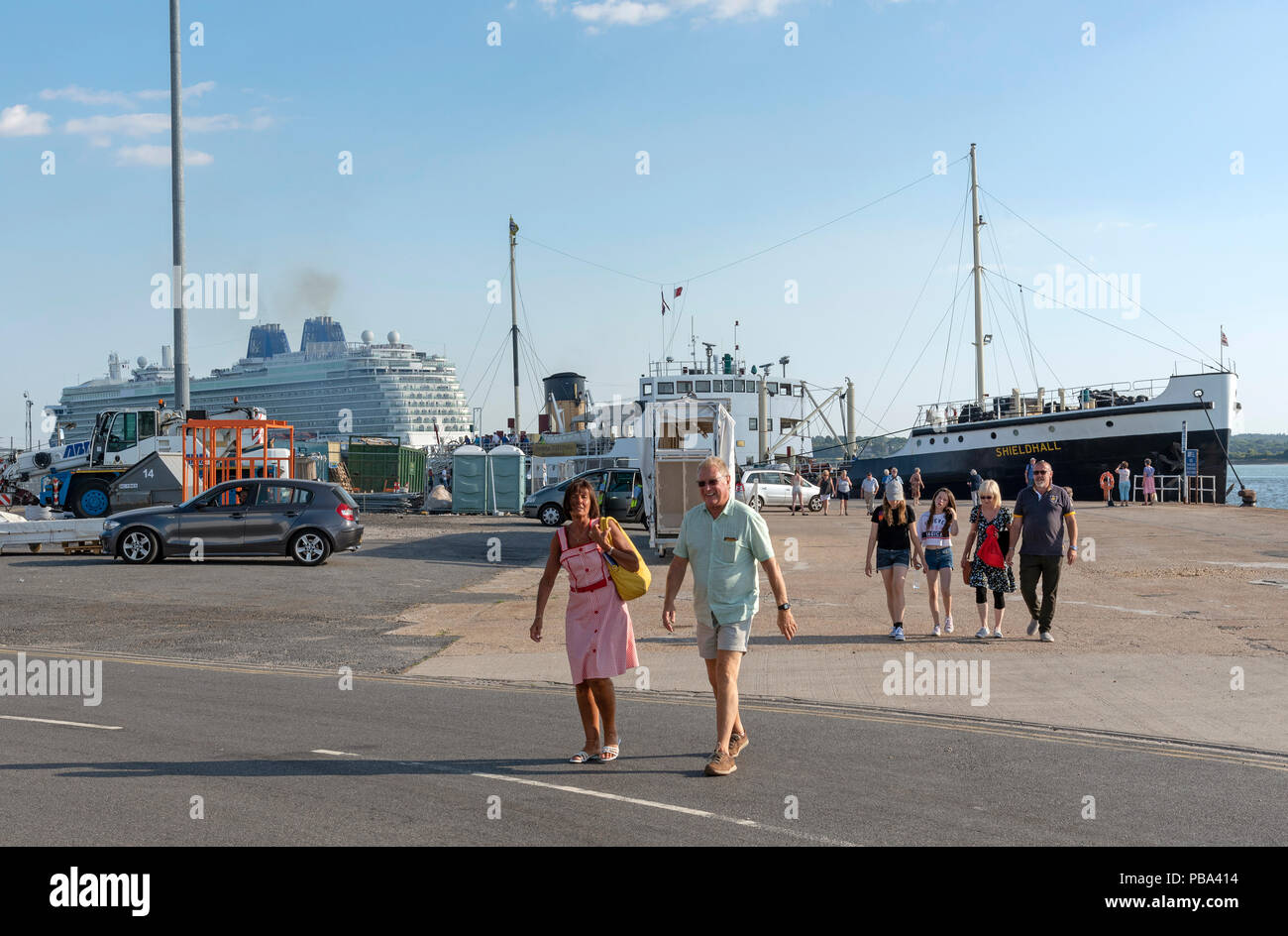 Hafen von Southampton, England UK. Besucher in der Nähe der Kreuzfahrtschiffe Britannia am Ocean Terminal und der Dampf schiff Shieldhall Stockfoto