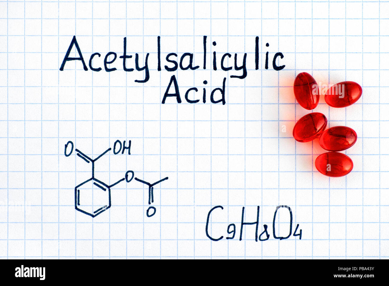Die chemische Formel von Acetylsalicylsäure mit roten Pillen. Close-up. Stockfoto