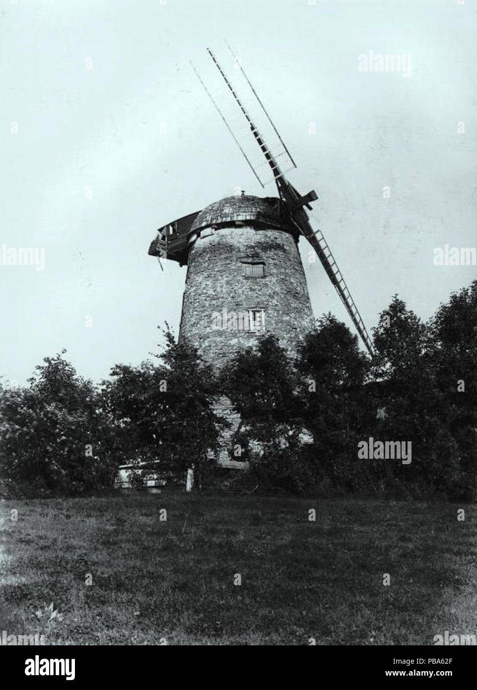 . Englisch: Foto, alte Windmühle, untere Lachine Straße, Lasalle, QC, ungefähr 1890, Wm. Notman & Sohn. Silbersalze auf Glas - Gelatine, trockenen Platte Prozess - 25 x 20 cm Français: Helvetica, Vieux Moulin à Vent, Chemin unteren Lachine, LaSalle, QC, Vers 1890, Wm. Notman & Sohn. Plakette sèche à la gélatine, 25 x 20 cm circa 1890 1062 Moulin Fleming LaSalle Stockfoto