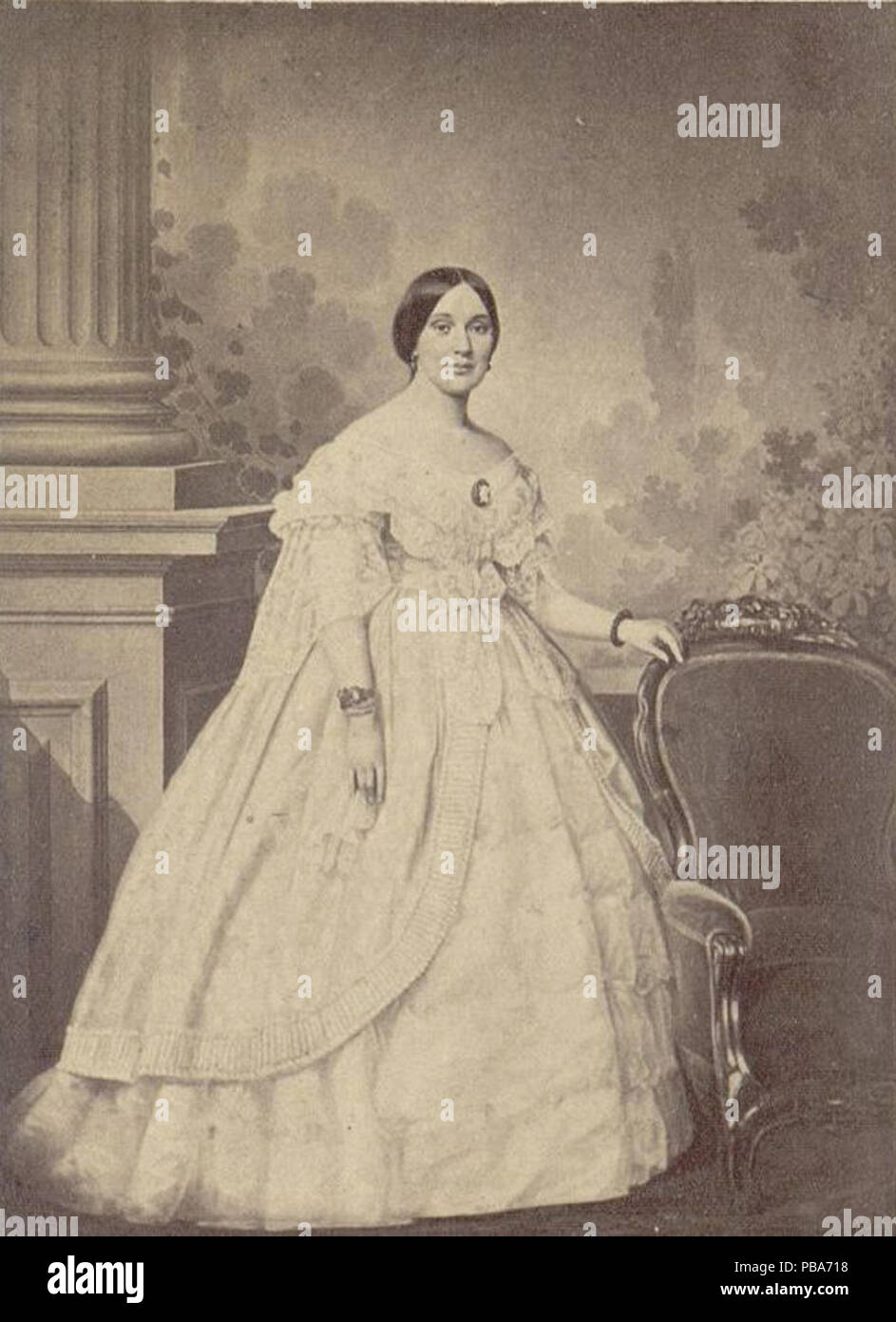 . Englisch: Frau Jefferson Davis, full-length Studio Portrait, stehend, mit leicht nach rechts mit der linken Hand auf der Rückseite von einem Stuhl. Provenienz: Geschenk von Gist Blair; 1936. Zwischen 1860 und 1870 1067 Frau Jefferson Davis, full-length Studio Portrait Stockfoto