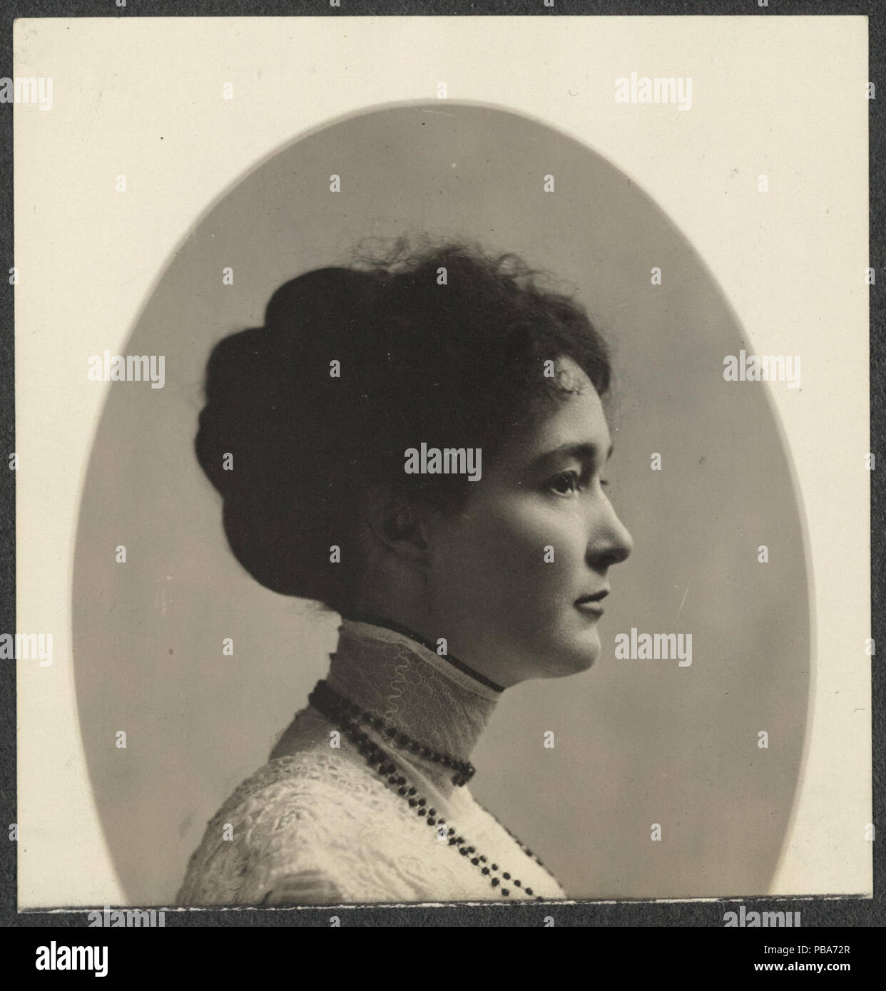 . Frau Robert Morton, Vorsitzender von Wyoming Branch der National Woman's Party. Zusammenfassung: mit Kopf und Schultern im Porträt von Frau Robert Morton, Profil, Nach rechts, mit Stehkragen und langen Perlen Halskette. Foto veröffentlicht in der Suffragist, 4, Nr. 14 (Apr. 1, 1916): 9. Untertitel: 'Mrs. Robert Morton, Vorsitzender, Wyoming Kongress Union." Illustration für Geschichte 'Wyoming Kongress Union organisiert.' Die Geschichte Morton identifiziert, als Präsident der Wyoming Schützenvereine.. [Ca. 1916] 1067 Frau Robert Morton 155006 v Stockfoto