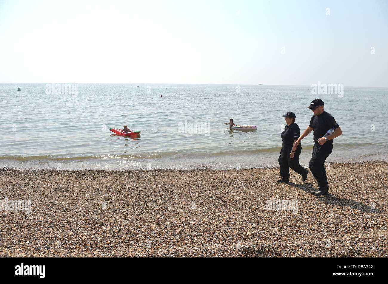 Die Polizei ihre Suche in der Nähe von Clacton Pier, Clacton-on-Sea, Essex, nachdem ein Teenager wurde berichtet im Wasser am Donnerstag fehlt. Stockfoto