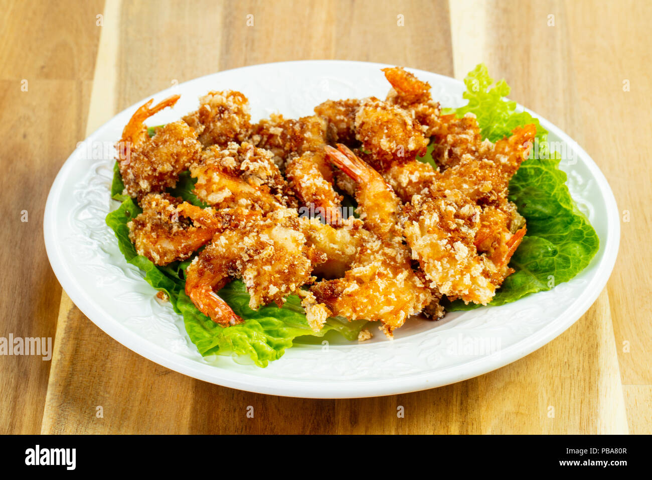 Teig Garnelen mit Salat Stockfoto