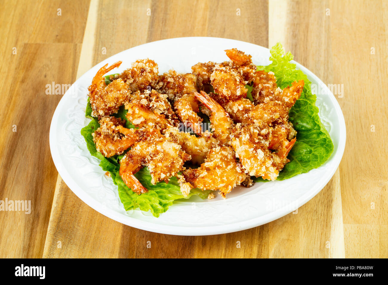 Teig Garnelen mit Salat Stockfoto