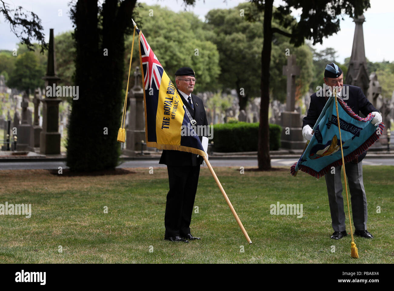 Mitglieder der Farbe vor der Zeremonie vorbereiten die Enthüllung einer Victoria Cross Stein in Glasnevin Cemetery in Dublin, die sich mit großen Edward&Ograve; Mick&Oacute; Mannock V.C. Stockfoto