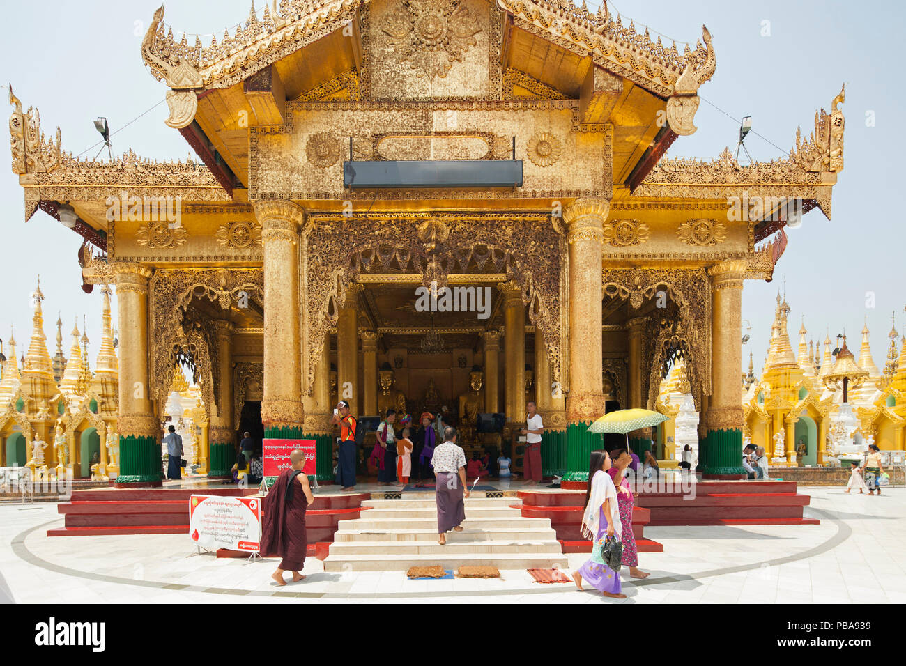 Tempel mit dem Padamya Myetshin Bild des Buddah, Shwedagon Pagode, Yangon, Myanmar, Asien Stockfoto