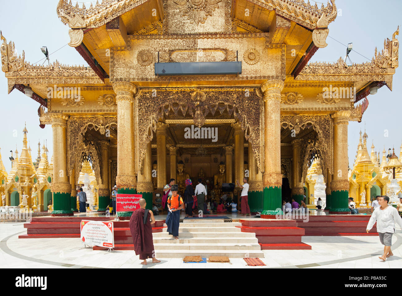 Tempel mit dem Padamya Myetshin Bild des Buddah, Shwedagon Pagode, Yangon, Myanmar, Asien Stockfoto