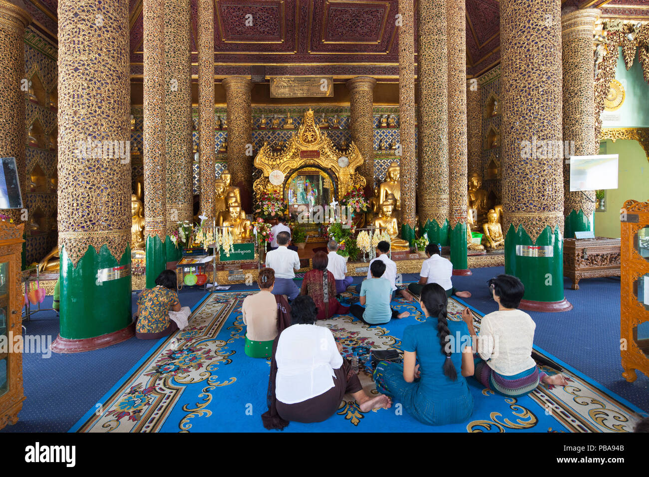Devotees neugierigen im Tempel mit dem Gautama Buddah Bild, Shwedagon Pagode, Yangon, Myanmar, Asien Stockfoto