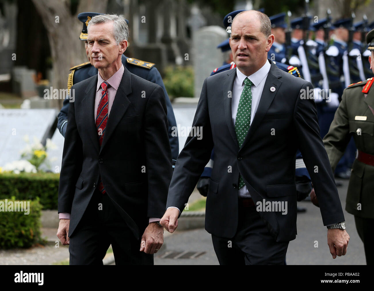 Minister für Verteidigung Paul Kehoe (rechts) und Sir Stephen Hillier (links), Air Chief Marshal, der Chef der Luft Mitarbeiter in Großbritannien, kommen für die Feier der Enthüllung eines Victoria Cross Stein in Glasnevin Cemetery in Dublin, die sich mit großen Edward&Ograve; Mick&Oacute; Mannock V.C. Stockfoto