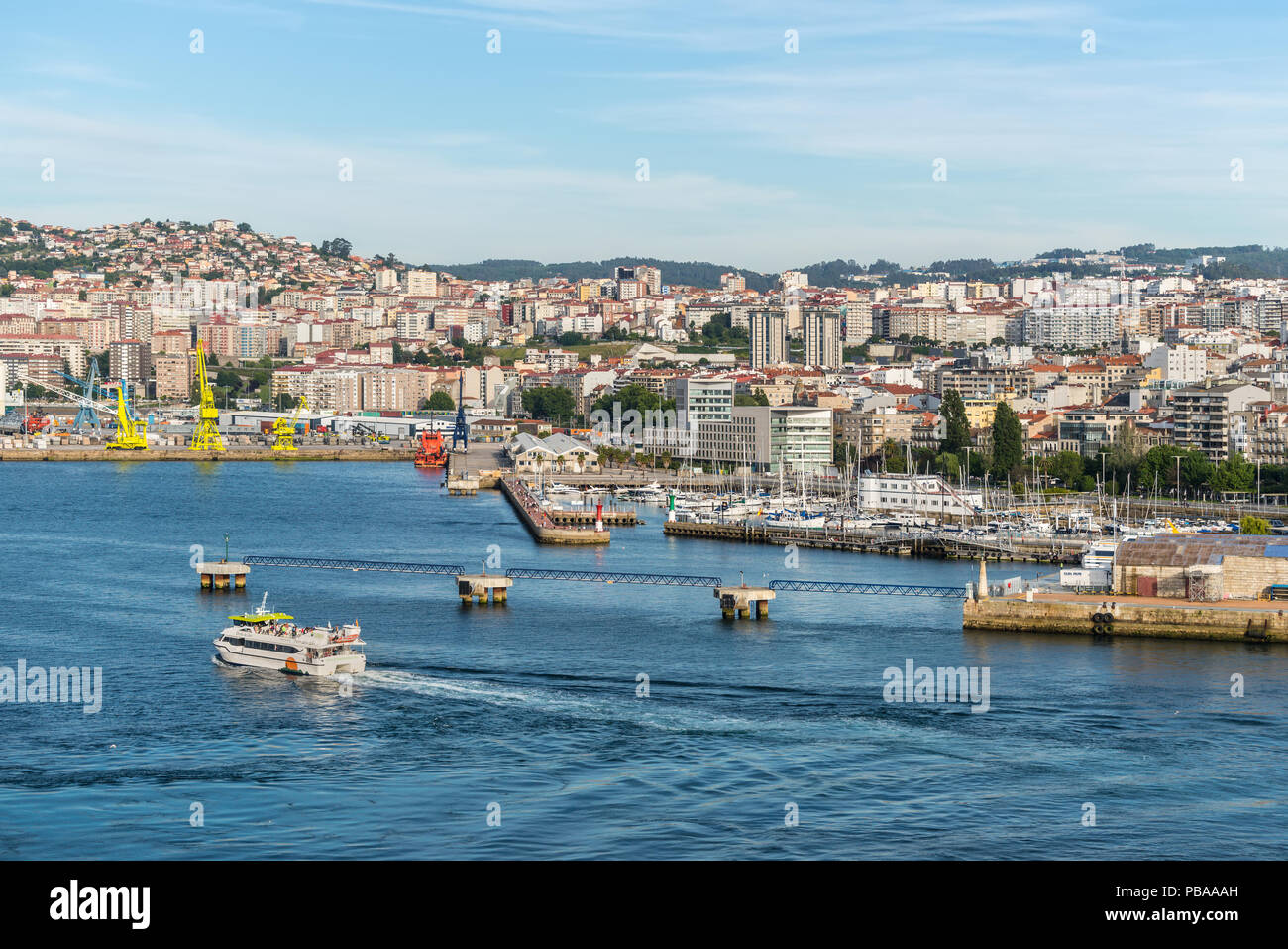 Grünes Leuchtfeuer in Vigo-Hafen Stockfoto - Bild von sport, boot