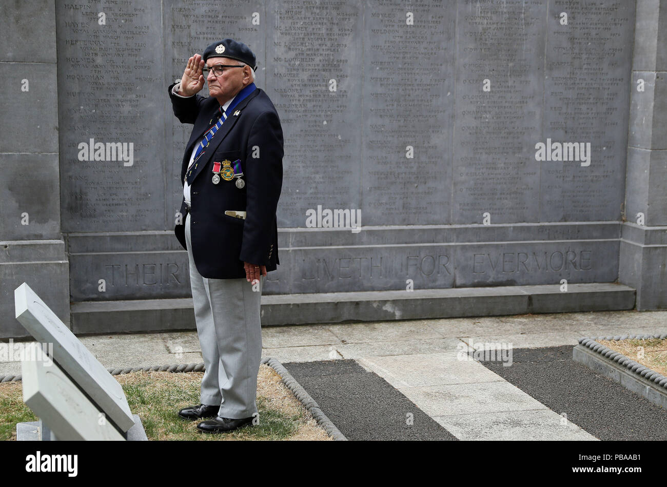 Präsident der Royal Air Force Association Republik Irland Branch Alan Harrison nach einer Zeremonie die Enthüllung einer Victoria Cross Stein in Glasnevin Cemetery in Dublin, die sich mit großen Edward&Ograve; Mick&Oacute; Mannock V.C. Stockfoto